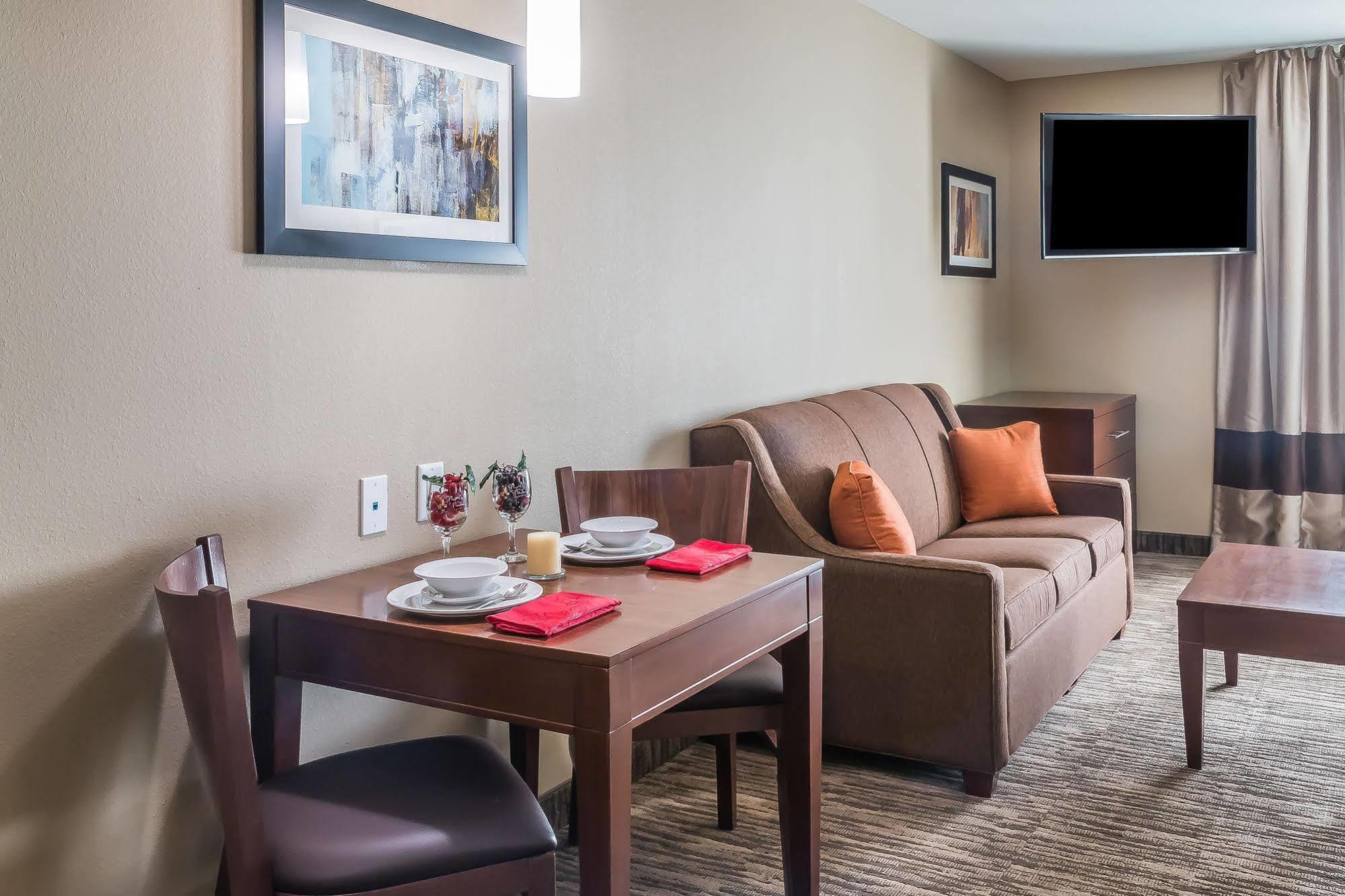 Mainstay Suites Единбург Екстериор снимка