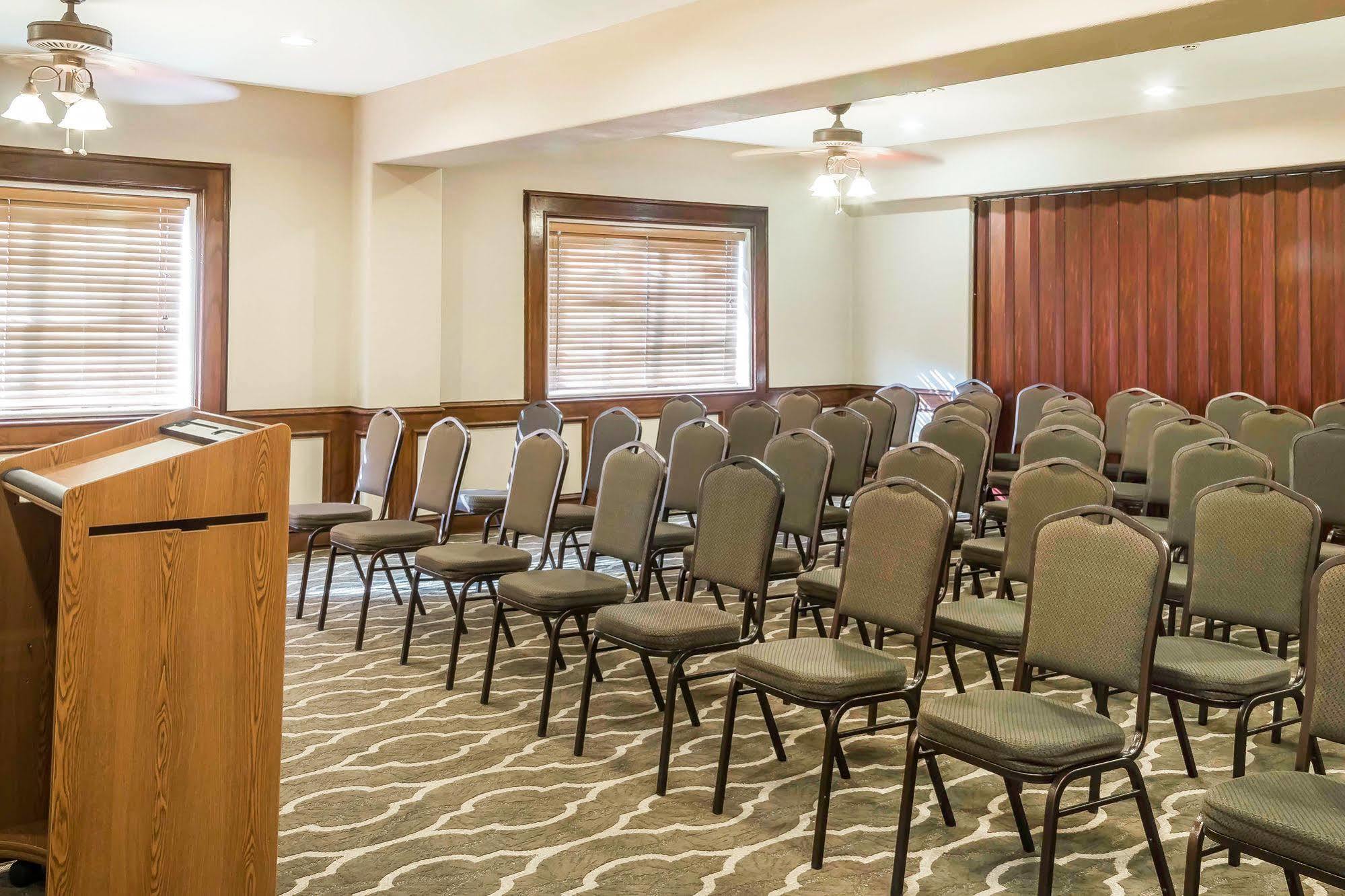 Mainstay Suites Единбург Екстериор снимка